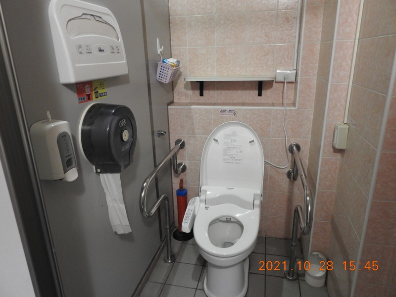 1樓女廁提供坐墊紙及衛生棉