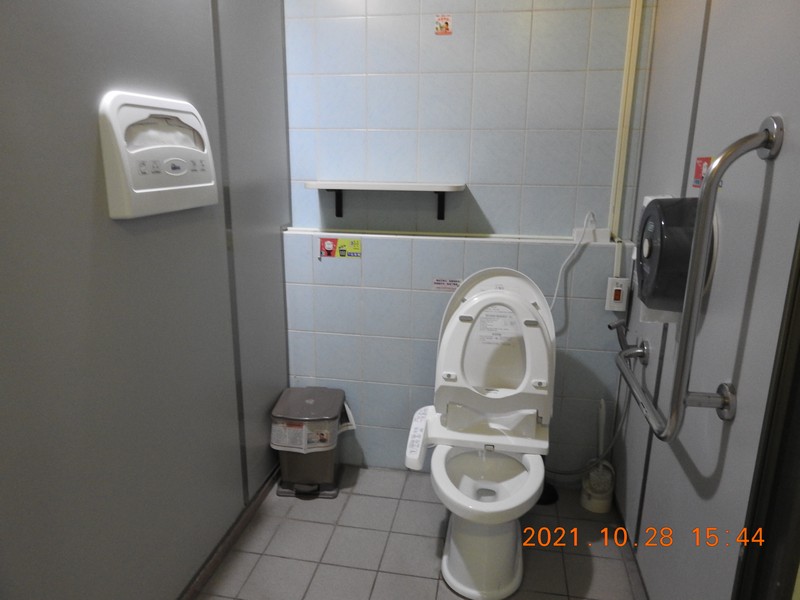 1樓男廁提供坐墊紙