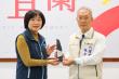 縣務會議由宜蘭縣政府環境保護局許嘉琦局長率同仁代表向代理縣長林茂盛獻獎