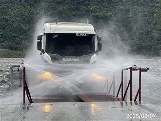 出入口設置自動洗車台，運輸車輛確實清洗車身輪胎