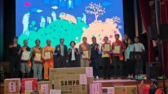 縣長林姿妙、環境部沈次長志修、宜蘭縣鄉鎮市首長與民意代表們一同勉勵年度資深績優清