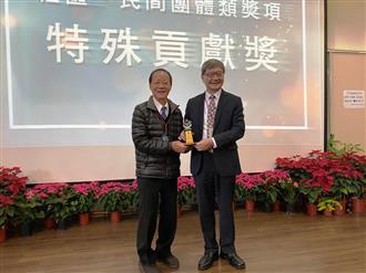 圖1_沈志修副署長授獎予宜蘭市民權里尤榮淋里長