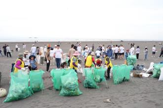巡守隊協助民眾進行沙灘垃圾分類