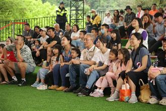 圖6_代理縣長與民眾一同觀劇