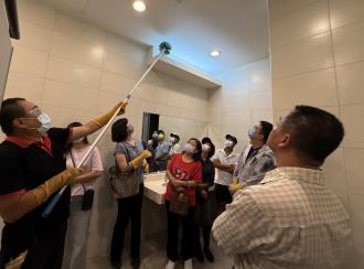 講師示範清潔工具使用方法