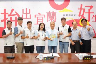 縣務會議由宜蘭縣政府環境保護局許嘉琦局長率同仁代表向代理縣長林茂盛獻獎