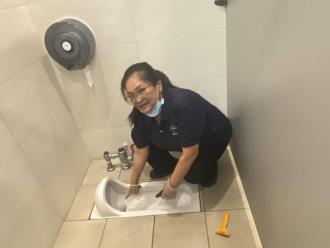 講師示範便器清潔