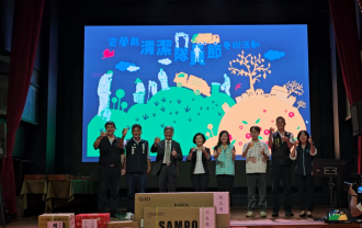 縣長林姿妙、環境部沈次長志修、宜蘭縣鄉鎮市首長與民意代表們一同舉杯歡慶宜蘭縣清潔