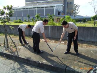 環保役男主動進行工業區道路巡檢