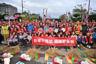 圖2.縣長、鎮長、議員、環保局長與羅東環保志工各小隊大合照