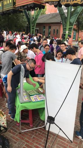 小朋友們熱情參與環保標章遊戲