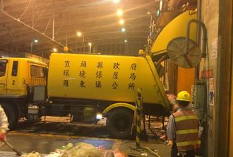 5_垃圾車傾卸垃圾，以利後續破袋。