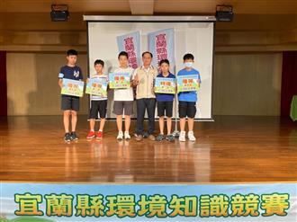 國中組前5名與環保局黃政釧局長合影