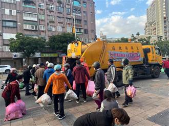 民眾依序排隊交付垃圾，配合清潔隊垃圾收運作業。（資料照片，非事發當日拍攝）