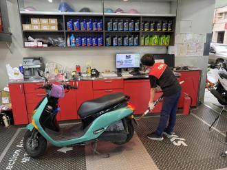 圖二、機車檢驗站檢驗人員執行排氣檢驗