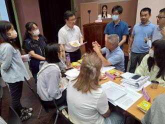 圖3.台灣大學昆蟲系蔡坤憲教授於分組討論過程給予指導