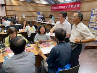 圖4.台灣大學昆蟲系蔡坤憲教授及鄒燦陽委員於分組討論過程給予指導