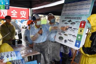 鴻毅志工水環境巡守隊境進行台灣河川魚類水質指標教學