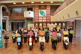 2. 代理縣長與機車同業合照