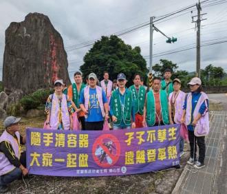 圖4.環境清潔日，社區志工宣導登革熱孳生源清除