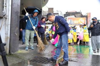 圖說7.代理縣長與鎮長、環保局長一同清理蘇澳街頭