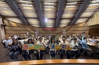 圖1.環保局許嘉琦局長、衛生局岳瑞雪秘書及二位專家學者與會人員大合照