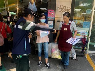 清潔隊員檢查垃圾分類情形，提醒民眾落實資源回收。