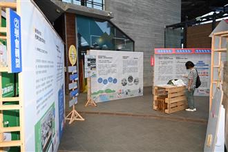 07展覽使用環保蜂巢紙板及回收木棧板作為展架