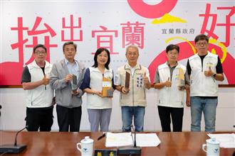 宜蘭縣政府環保局許嘉琦局長向代理縣長林茂盛獻獎