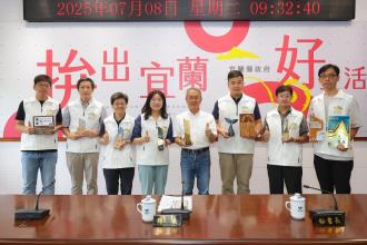 環保局許嘉琦局長率科室主管於縣務會議獻獎