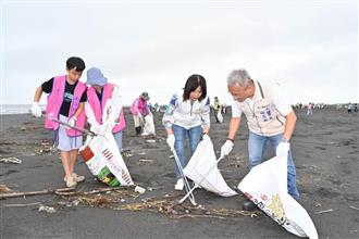代理縣長帶領淨灘參與者一起淨灘