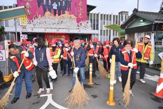 圖5.代理縣長與羅東鎮長吳秋齡、環保局局長許嘉琦、議員黃琤婷帶領志工一同掃街