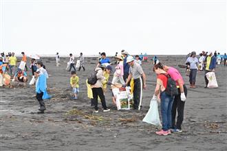 現場約260人參與淨灘活動