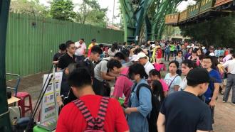 役男向民眾解說環保標章相關知識