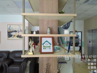 縣內某長照中心陳列顯示室內空品標章張貼情形