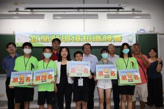 國中組前5名同學、許嘉琦局長與評審老師合影