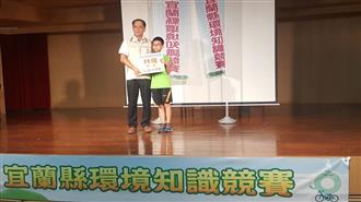 國小組第1名與環保局黃政釧局長合影