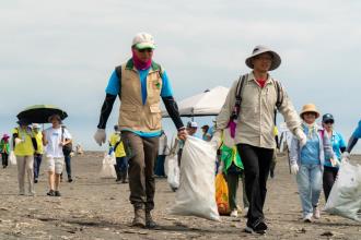 參與者用心撿拾海岸垃圾