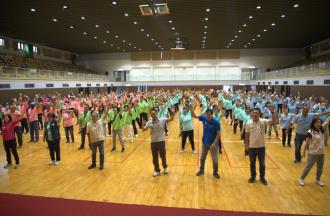 林茂盛代理縣長、貴賓與志(義)工一同跳暖身操