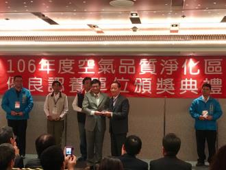 民權里尤榮淋里長領取獎牌