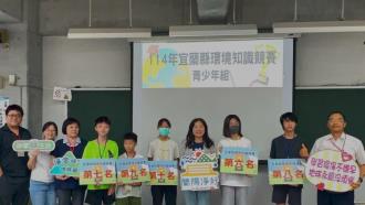 圖4：青少年組第六至第十名、許嘉琦局長與評審老師合影