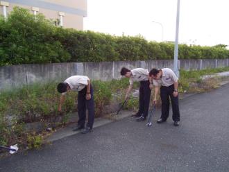 環保役男主動進行工業區道路巡檢
