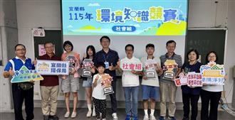 社會組第一至第五名與親友、林金龍副局長及評審老師合影