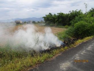 露天燃燒稻草所產生的濃煙會遮蔽視線，影響行車安全。