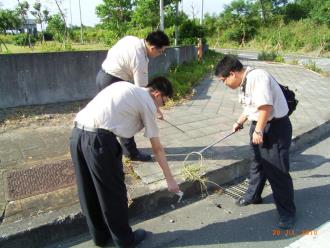 環保役男主動進行工業區道路巡檢