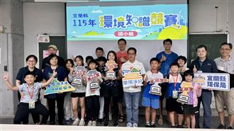 國小組第一至第五名與親友、林金龍副局長及評審老師合影