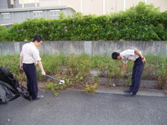 環保役男主動進行工業區道路巡檢