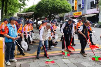 圖3.宜蘭縣代理縣長林茂盛與礁溪鄉鄉長張永德一同清掃街道