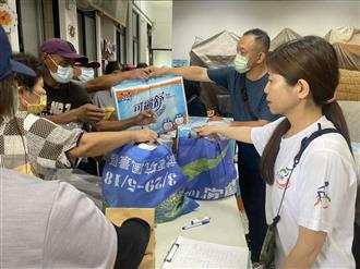 分送企業捐贈物資與個體戶