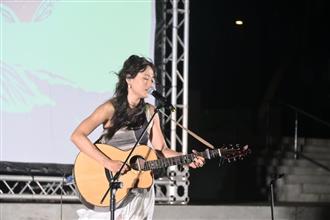 圖1：開幕表演由影展大使吳汶芳獻唱，以動人歌聲為影展揭開序幕。